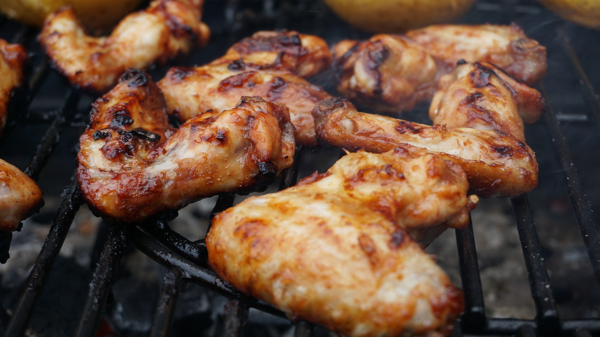 Hühnerflügerl am Grill