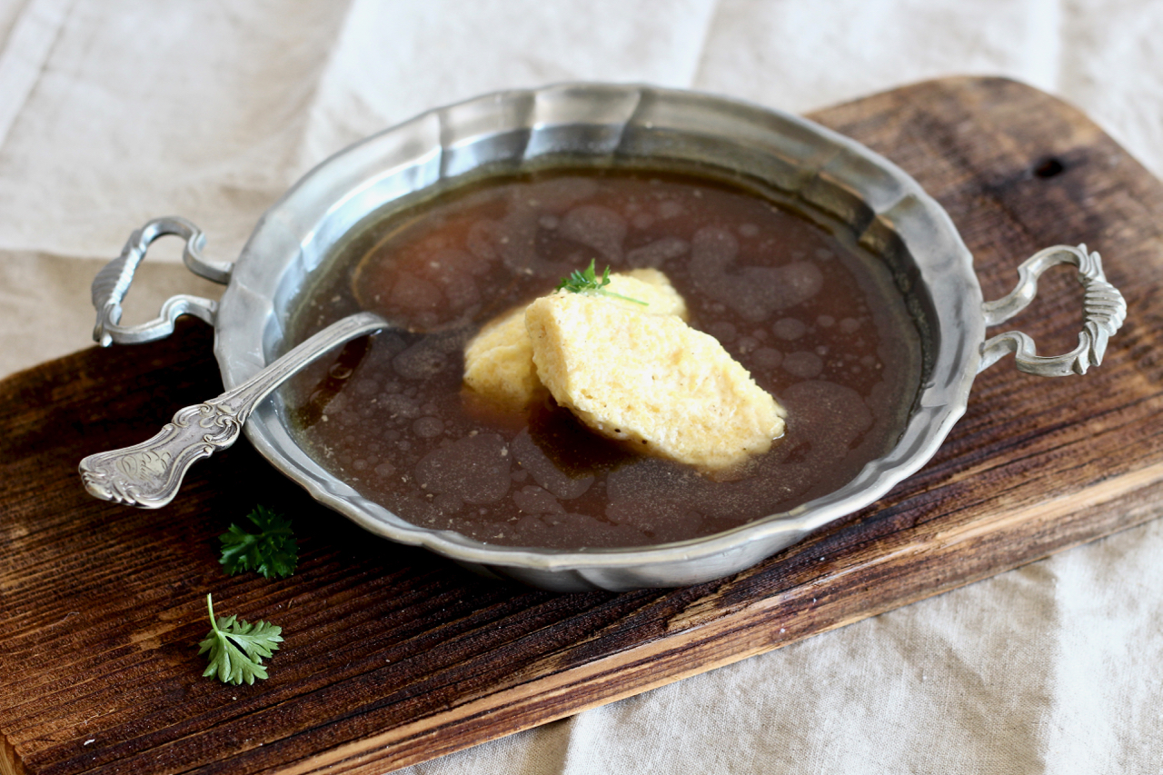 Rindssuppe mit Grießnockerln u Tee