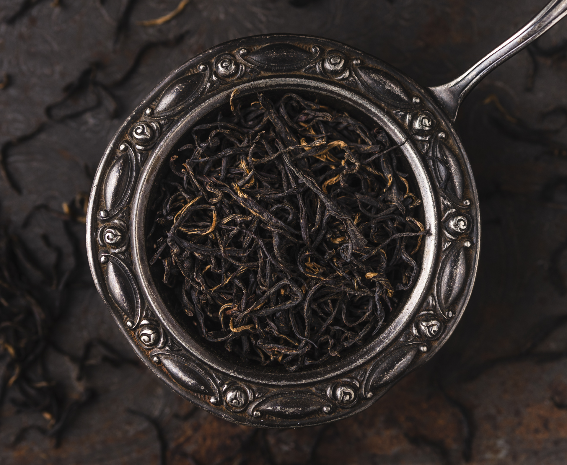 Loser Schwarzer Tee China Special Black Keemun Mao Feng auf Metalllöffel