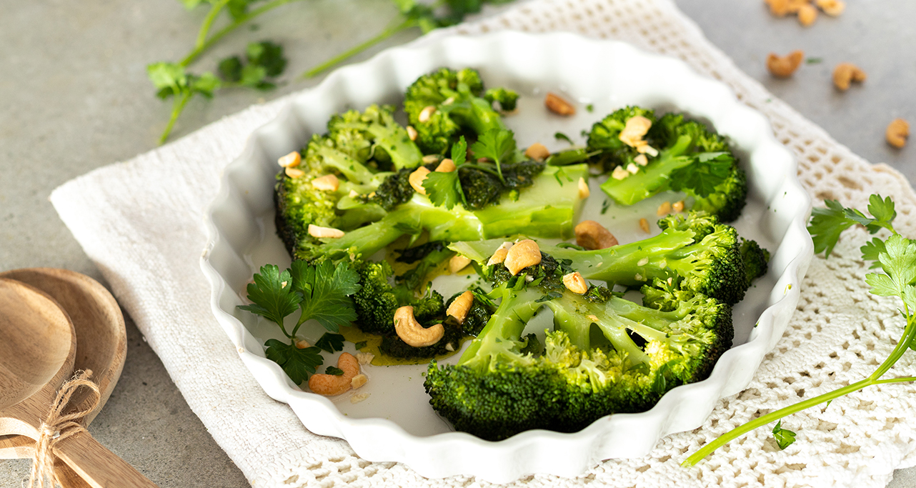 Brokkoli Steaks mit Cashews und Pesto
